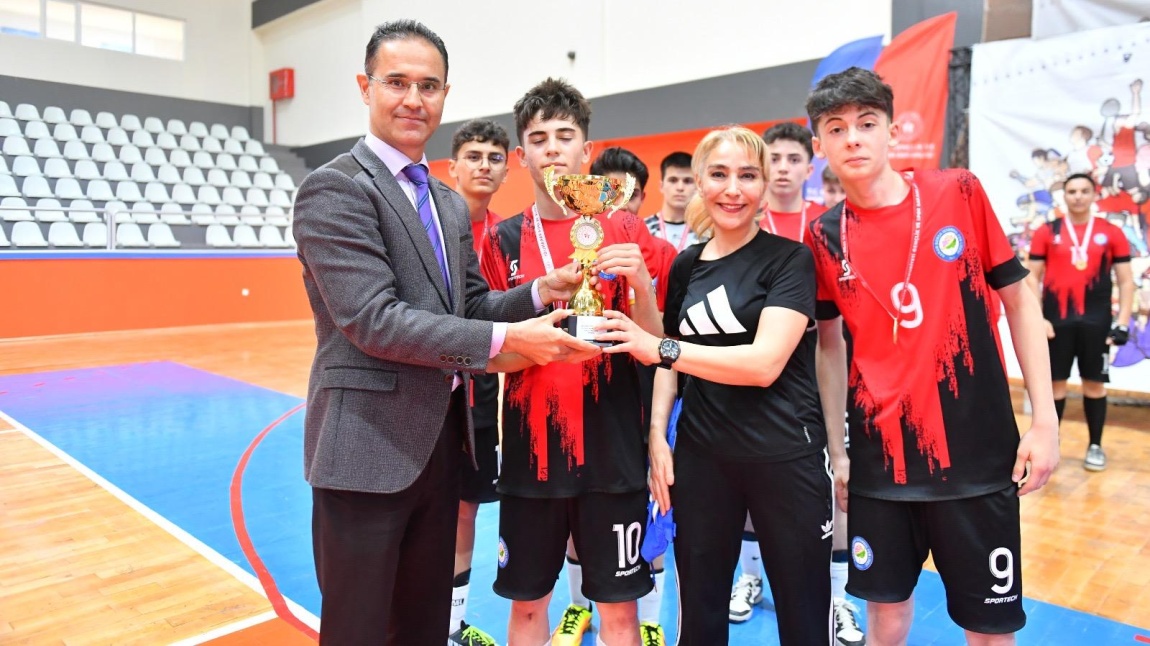 İl Genelinde Yapılan Futsal Yarışmasında Okulumuz Erkek Futsal Takımı İl Birincisi Olmuştur